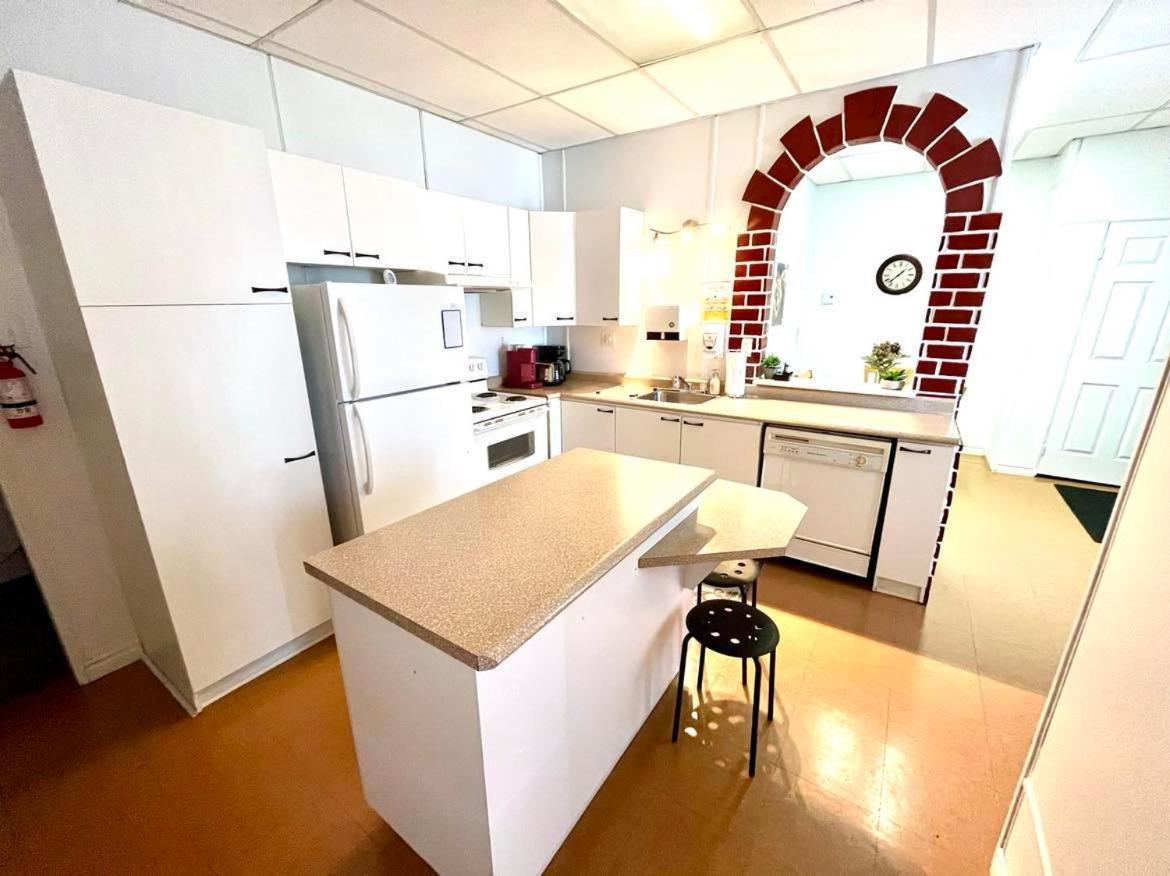 Les Appartements Du Vieil Edifice Metabetchouan-Lac-a-la-Croix Ngoại thất bức ảnh