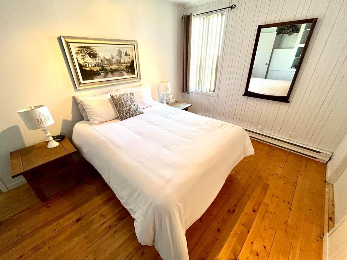 Les Appartements Du Vieil Edifice Metabetchouan-Lac-a-la-Croix Ngoại thất bức ảnh